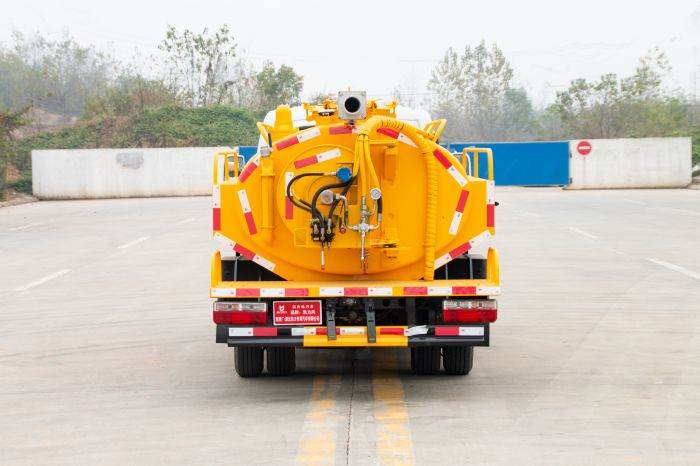 Dongfeng small Septic Vacuum Truck