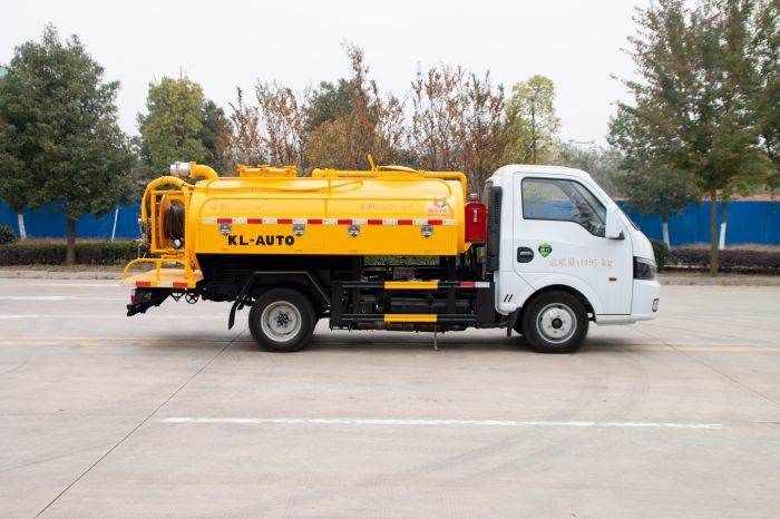 Dongfeng small Septic Vacuum Truck