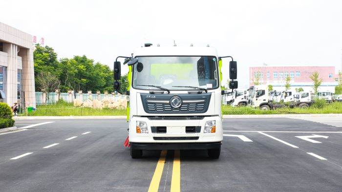 Dongfeng road sweeper truck