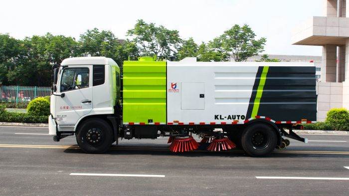 Dongfeng road sweeper truck