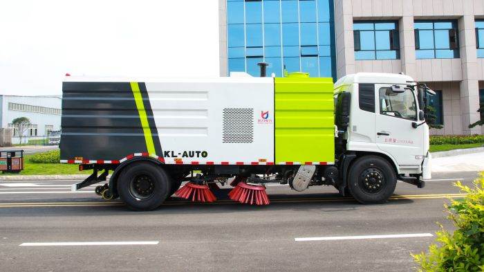 Dongfeng road sweeper truck