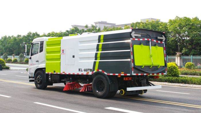 Dongfeng road sweeper truck