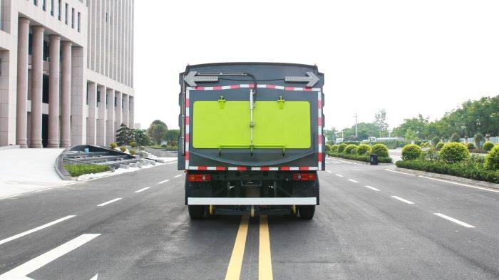 Dongfeng road sweeper truck