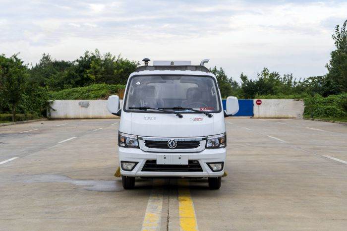 Dongfeng small Roadway Sweeping Truck