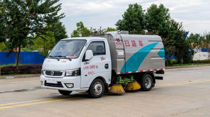 Dongfeng small Roadway Sweeping Truck