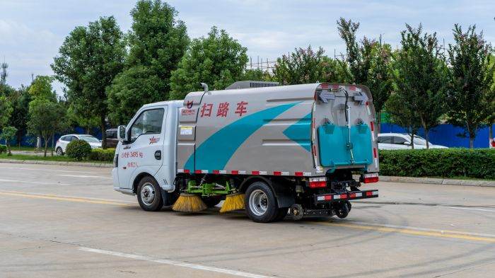 Dongfeng small Roadway Sweeping Truck
