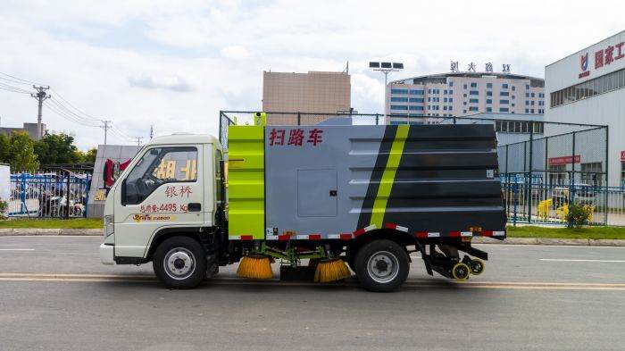 Foton suction road sweeping truck
