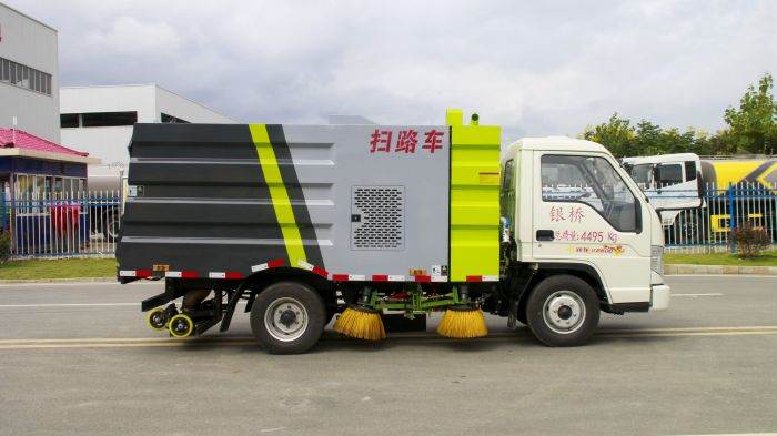 Foton suction road sweeping truck