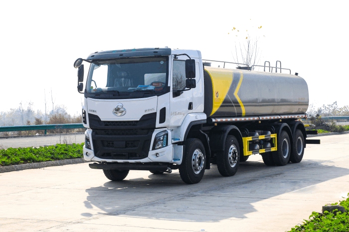 Chenglong H5 8x4 water hauling truck