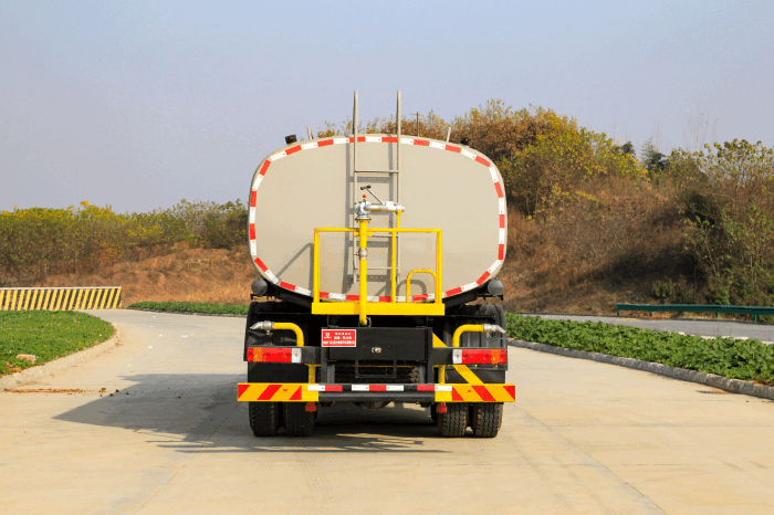 Chenglong H5 8x4 water hauling truck