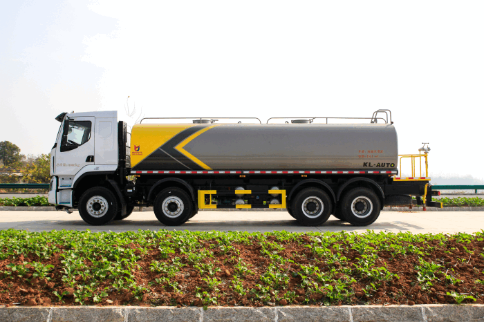 Chenglong H5 8x4 water hauling truck