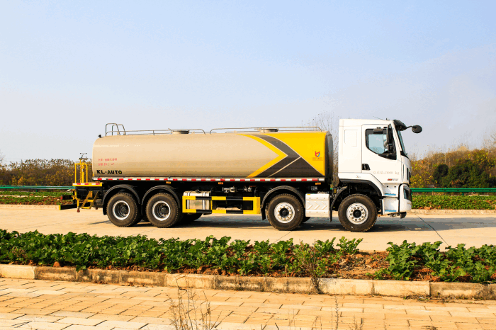 Chenglong H5 8x4 water hauling truck