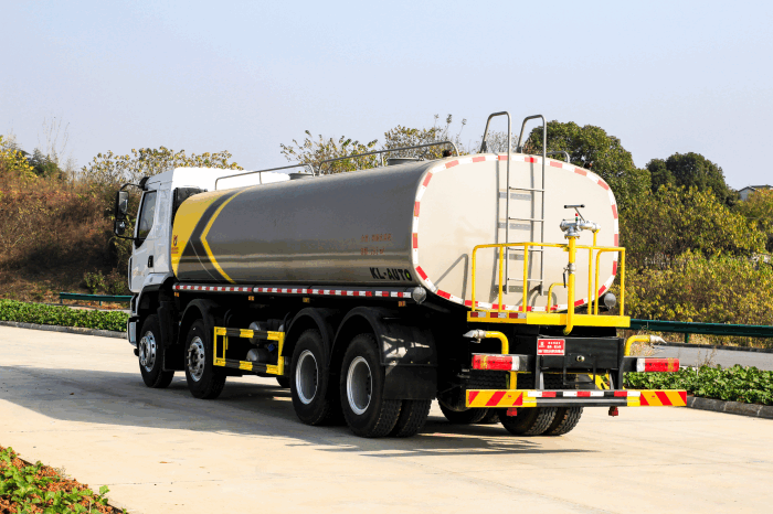 Chenglong H5 8x4 water hauling truck