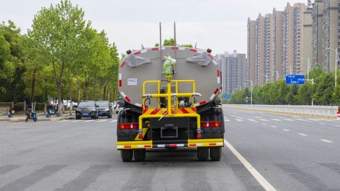 Dongfeng Water Sray Truck (Guardrail Cleaning)