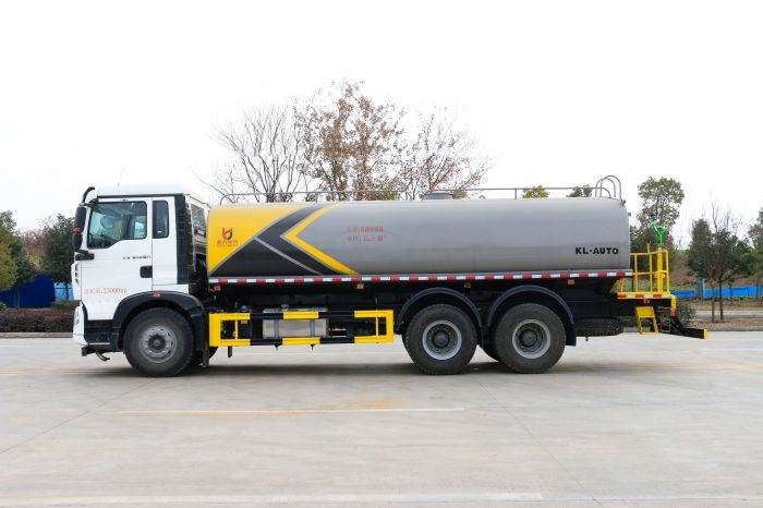 Sinotruk HOWO 6x4 water tank truck