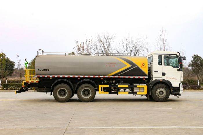 Sinotruk HOWO 6x4 water tank truck