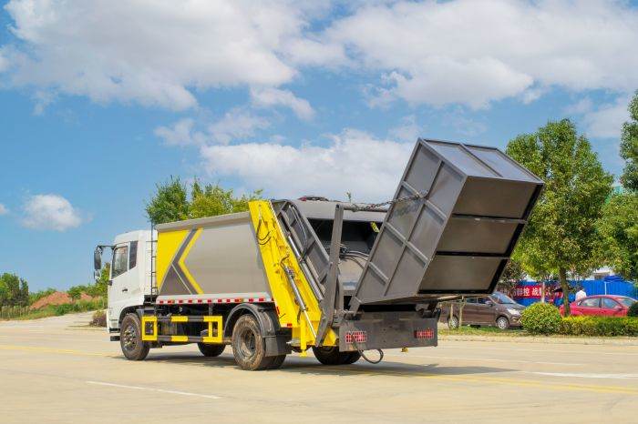 Dongfeng 4x2 Rear Load Garbage Trucks