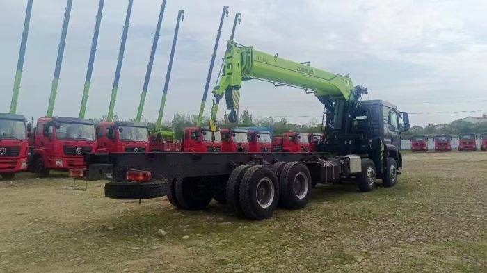 HOWO 8×4 Loader Crane