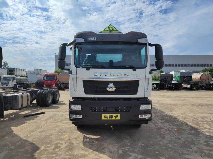 Sinotruk 15000l refueling truck