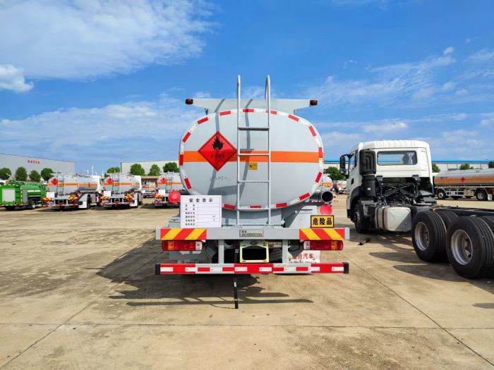 Sinotruk 15000l refueling truck