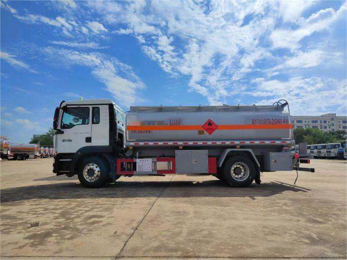 Sinotruk 15000l refueling truck