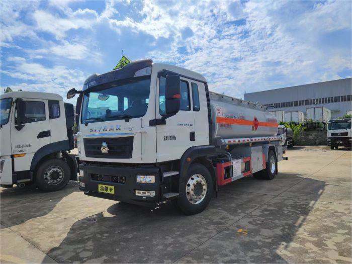 Sinotruk 15000l refueling truck