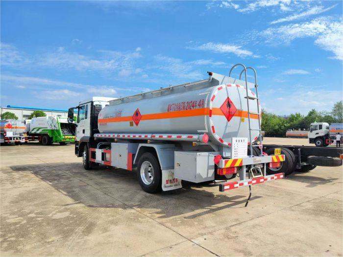 Sinotruk 15000l refueling truck