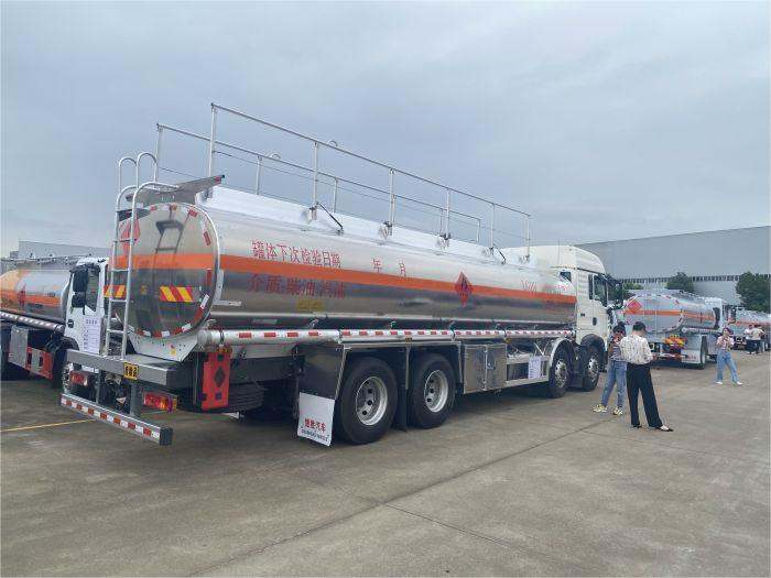Sinotruk HOWO 26m³ oil tanker