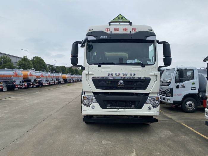 Sinotruk HOWO 26m³ oil tanker