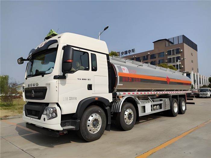 Sinotruk HOWO 26m³ oil tanker