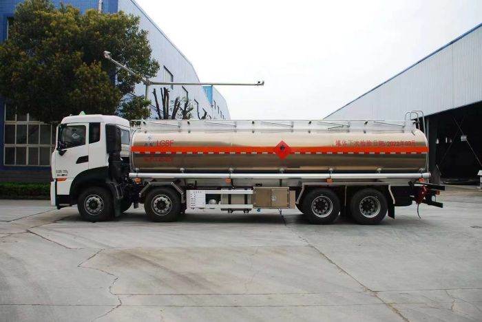 Sinotruk HOWO 26m³ oil tanker