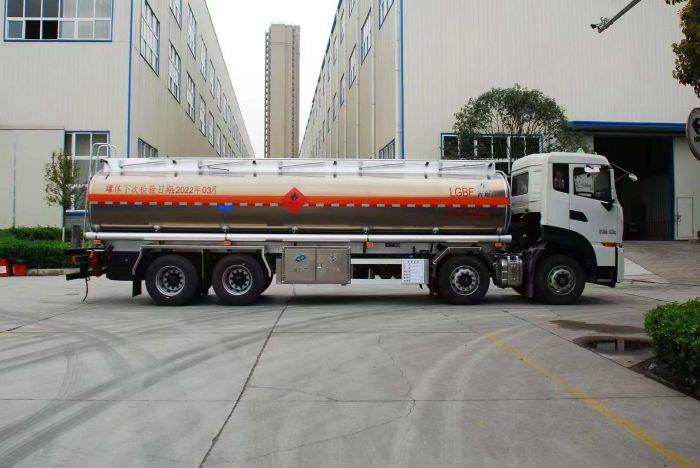 Sinotruk HOWO 26m³ oil tanker