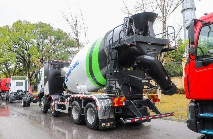 CHENGLONG H5 8X4 Concrete Mixer Truck