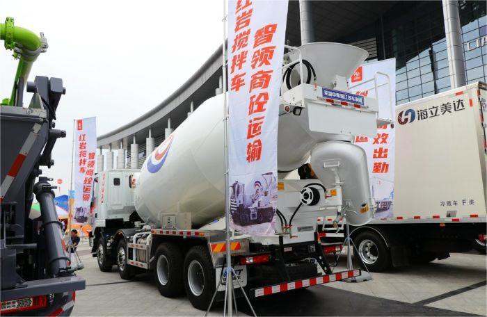 GENLYON C6 8X4 Concrete Mixer Truck