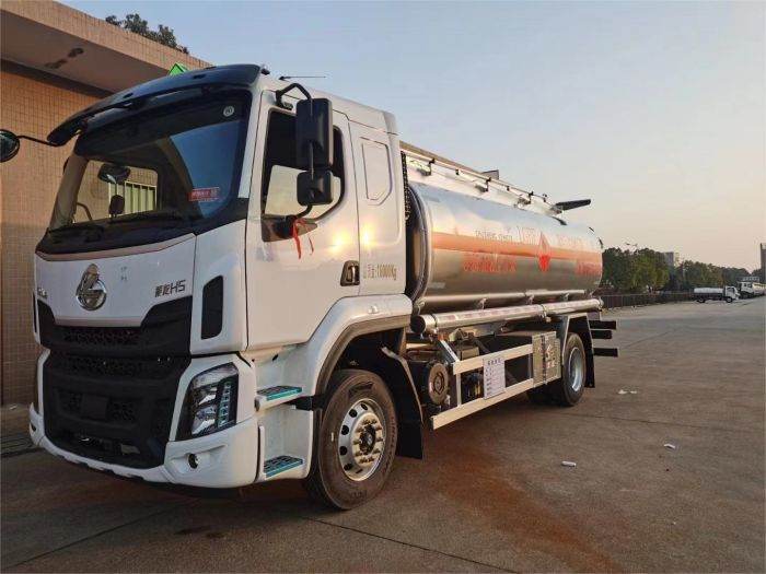 Chenglong 17m³ fuel tanker