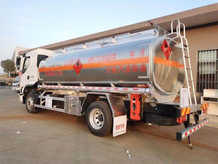 Chenglong 17m³ fuel tanker