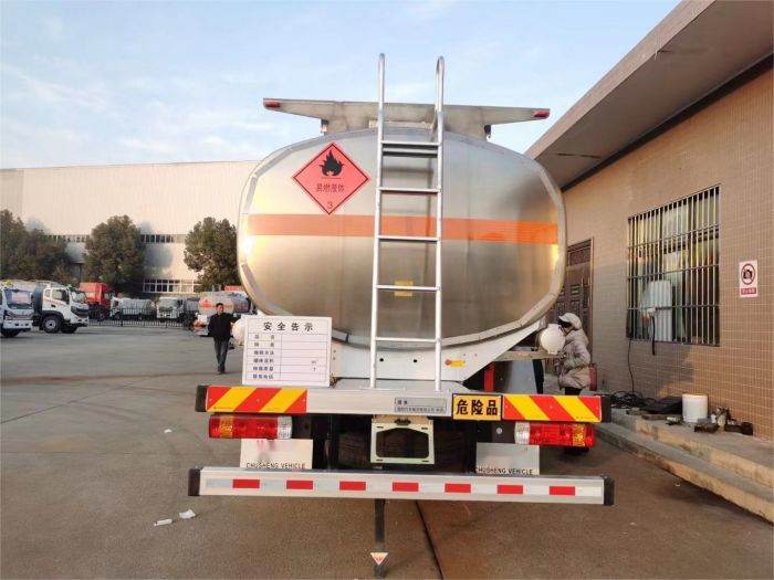 Chenglong 17m³ fuel tanker