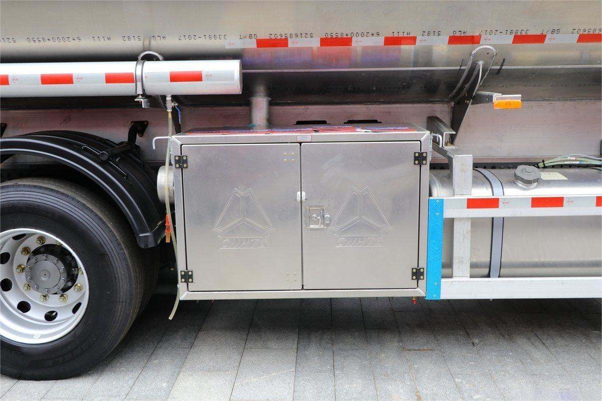 Sinotruk 29000 litre fuel tanker