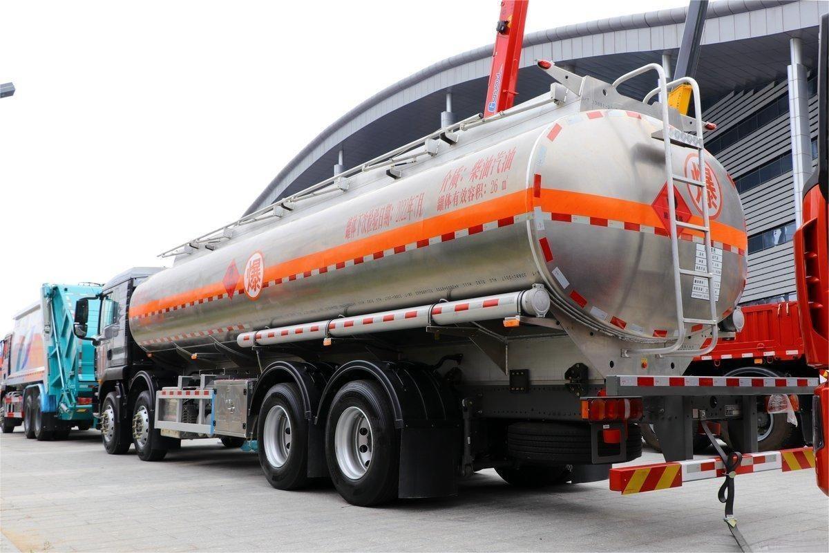 Sinotruk 29000 litre fuel tanker