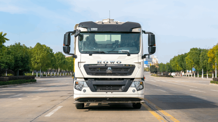 Sinotruk HOWO road deep cleaning truck