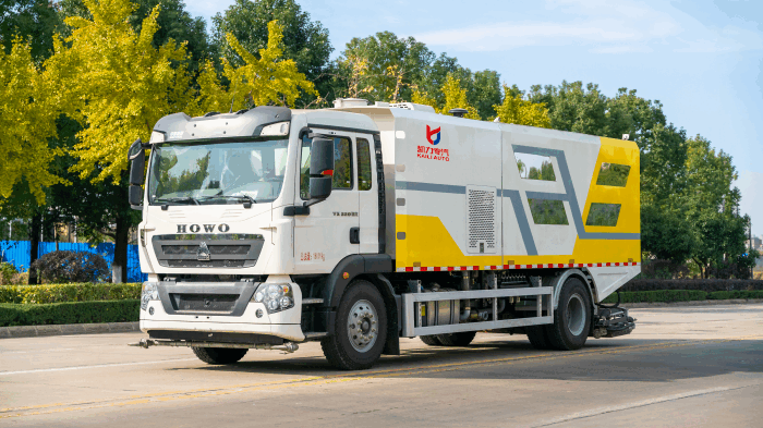 Sinotruk HOWO road deep cleaning truck