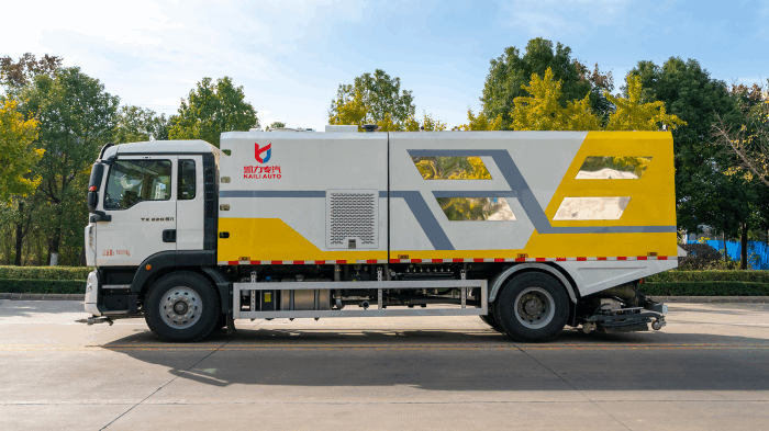 Sinotruk HOWO road deep cleaning truck