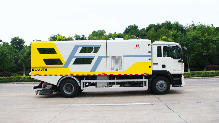 Sinotruk HOWO road deep cleaning truck