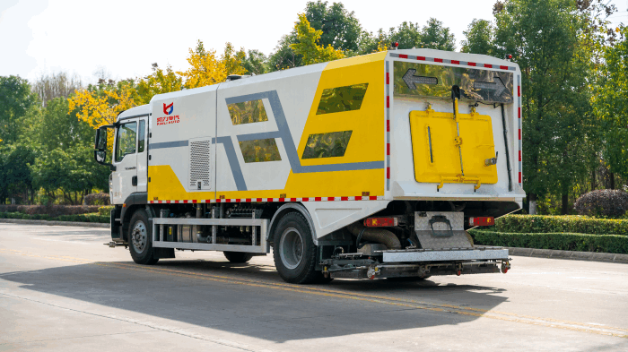 Sinotruk HOWO road deep cleaning truck