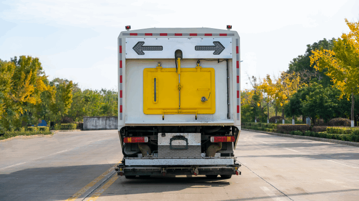 Sinotruk HOWO road deep cleaning truck