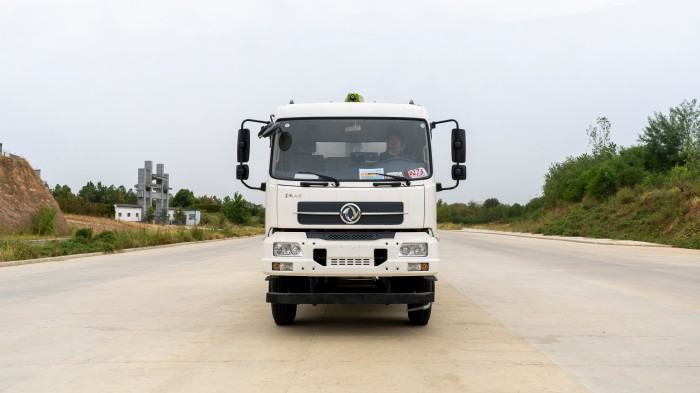 Dongfeng 4WD photovoltaic panel cleaning truck