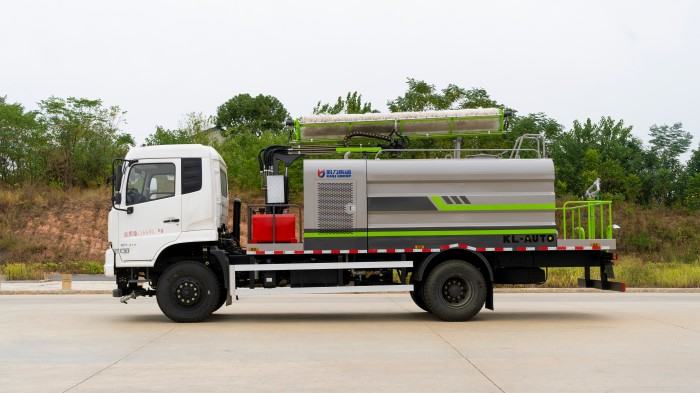 Dongfeng 4WD photovoltaic panel cleaning truck