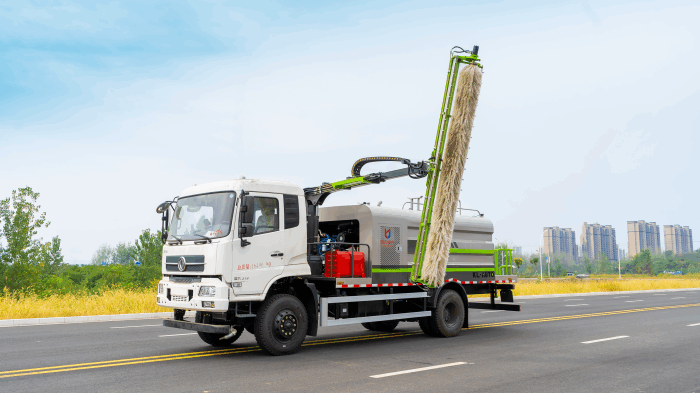 Dongfeng 4WD photovoltaic panel cleaning truck