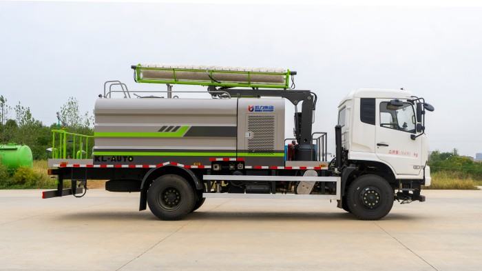 Dongfeng 4WD photovoltaic panel cleaning truck