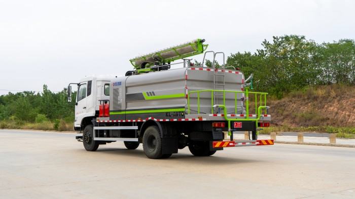Dongfeng 4WD photovoltaic panel cleaning truck